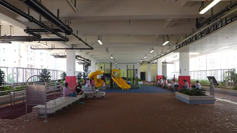 Open indoor play hall with play structures